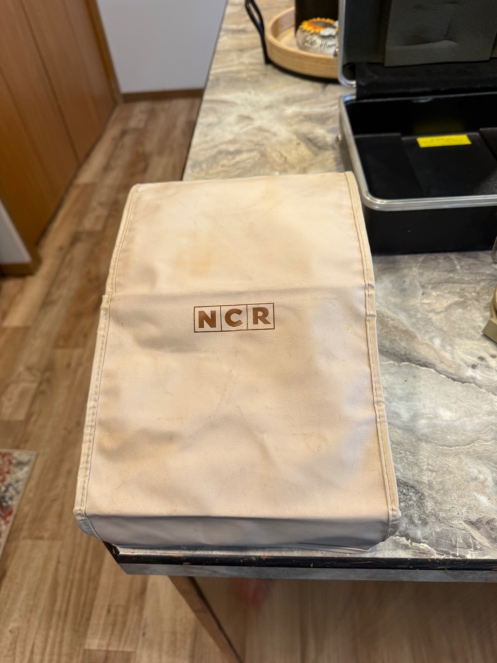 VINTAGE NCR (petite) Electronic Calculator with soft cover and hard cover case - Picture 2 of 9